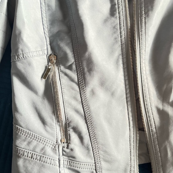 LE CHATEAU Faux Leather Jacket - Picture 6 of 6